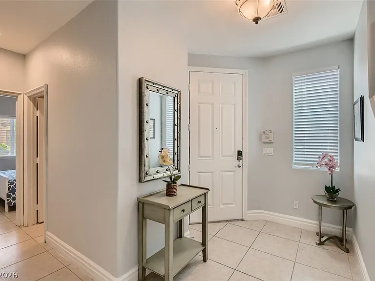 6689 Roanoke Ct — Photo 4