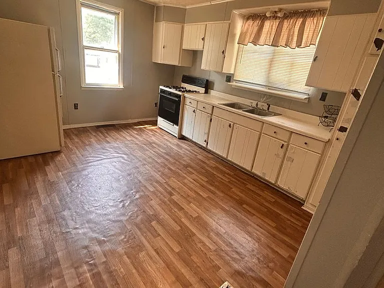 171 E 3rd St #1A — Photo 3