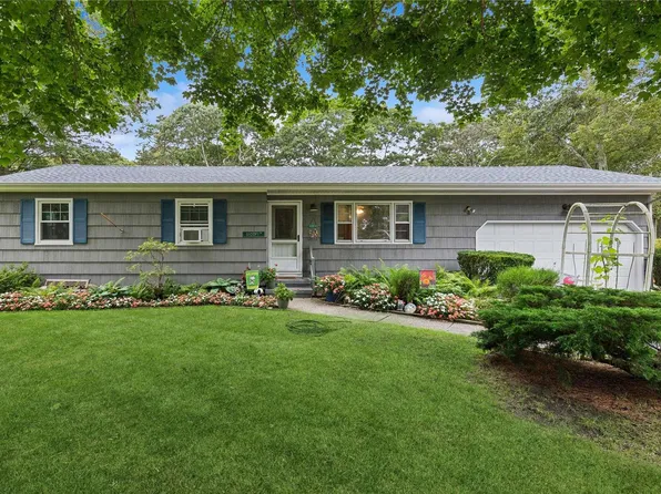 5 Pine Tree Court, East Quogue, NY 11942