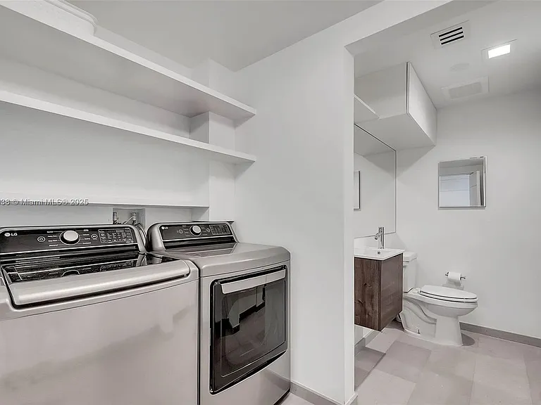 68 SE 6th St #3911 — Photo 34