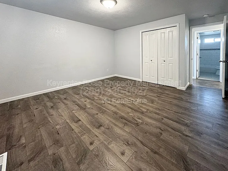 1773 W Victory Rd — Photo 14