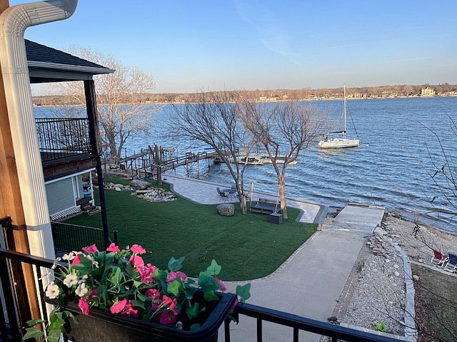 1st image of 926 W Lake Dr