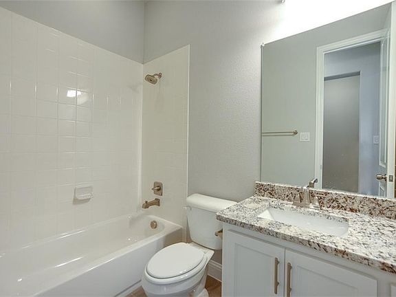 5th image of 2421 Hunters Blvd