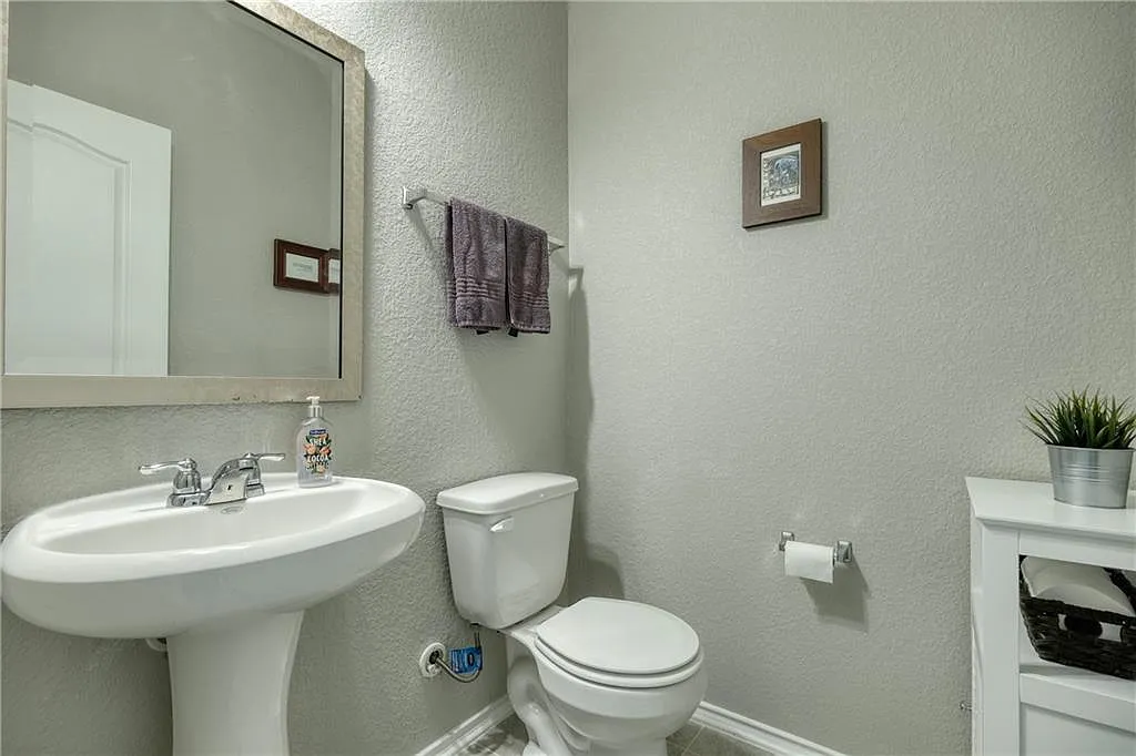 3 bed, 2.5 bath, 2089 sqft, $2,100 — Photo 4