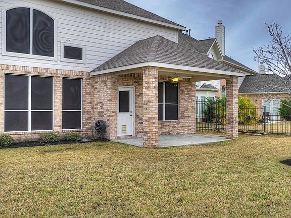 Nice covered back patio to enjoy your morning coffee!