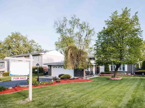 9041 Primrose Ln, Hickory Hills, IL 60457