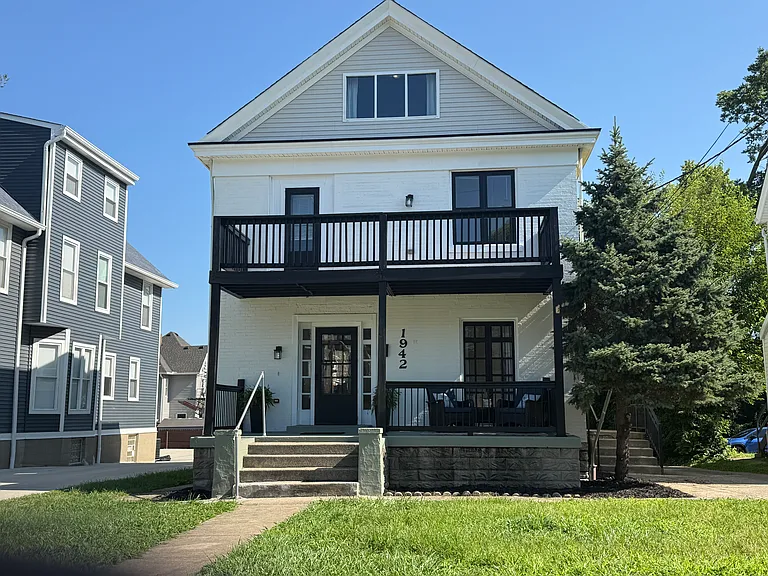 1942 Hudson Ave — Photo 1