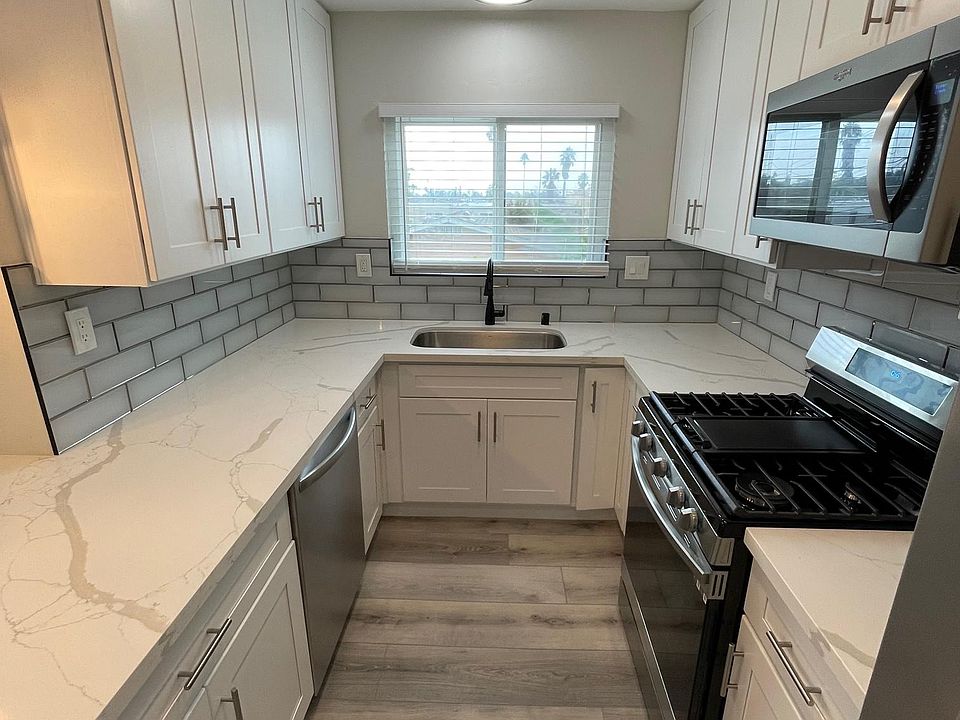 Gorgeous kitchen! Everything in the kitchen is brand new, never used!