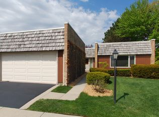 2001 Plymouth Ln, Northbrook, IL 60062