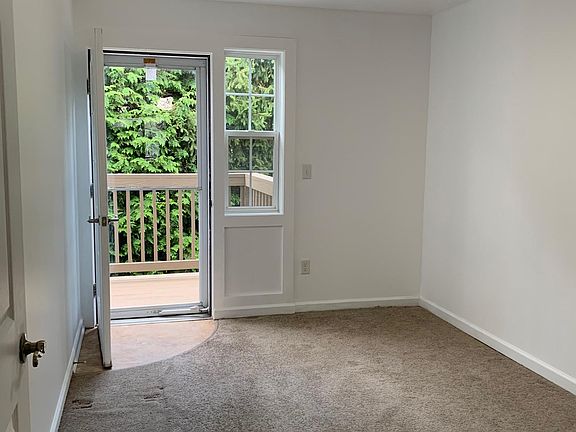 4th image of 301 Willow Lane