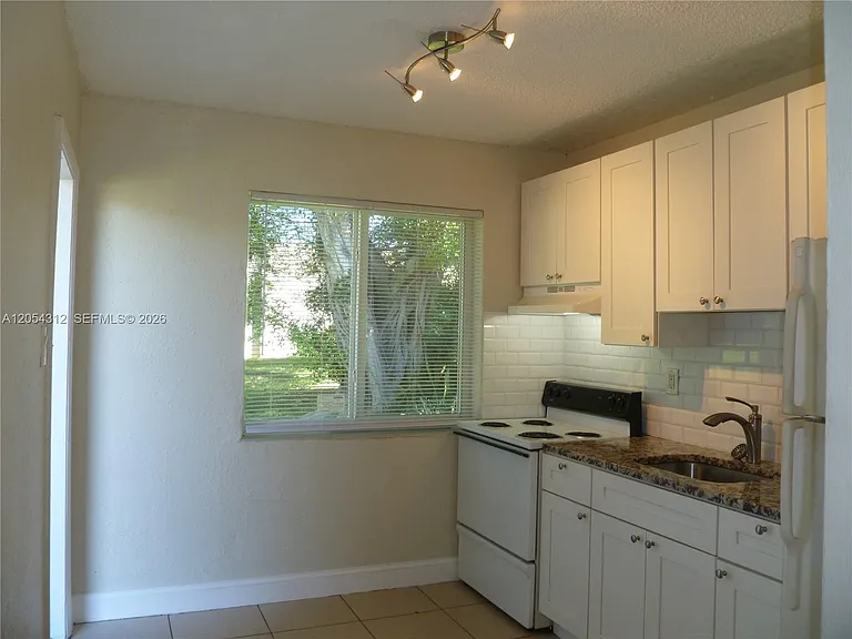 428 NW 21st Ter — Photo 2
