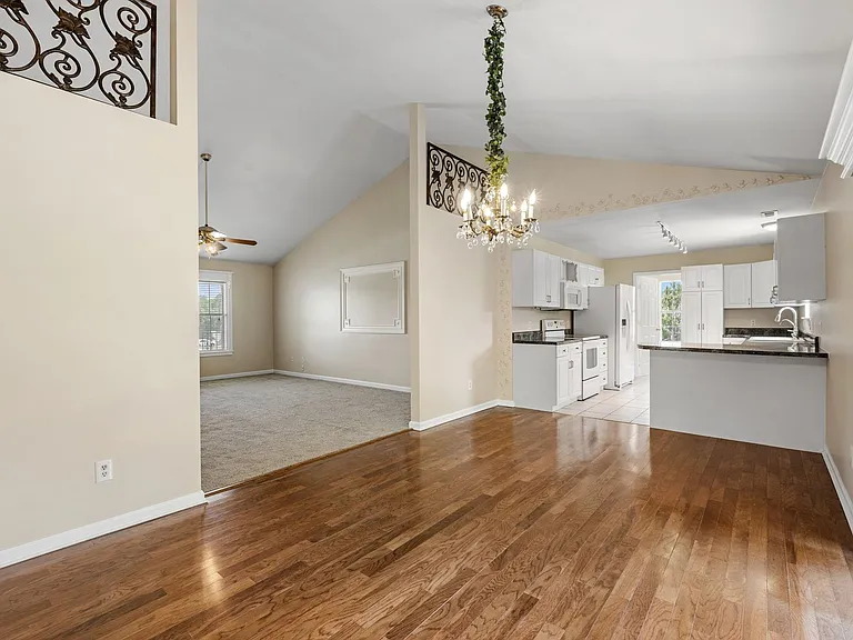 124 Cornelson Dr — Photo 10