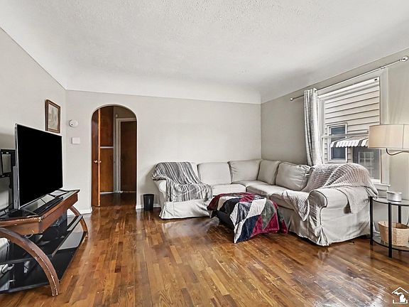 5th image of 1805 W Saginaw St