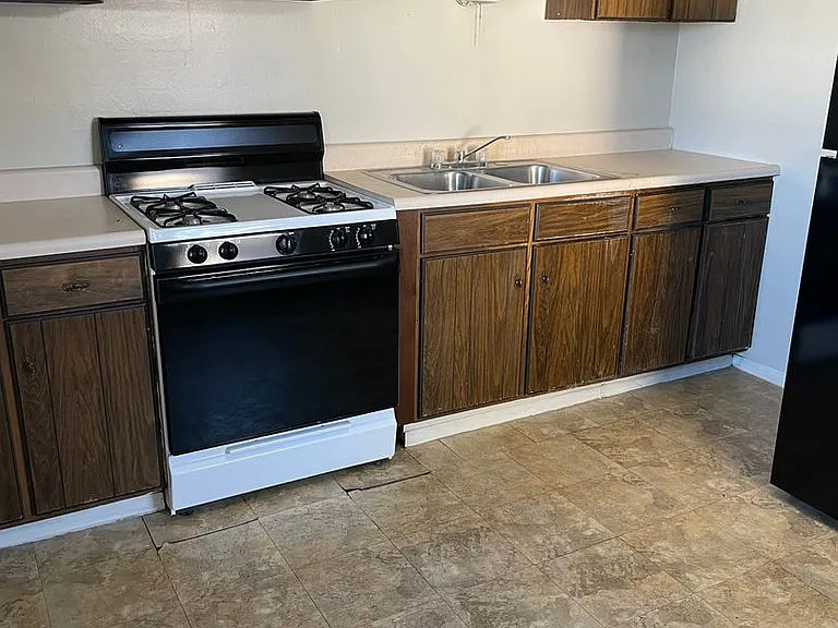 107 Ross Ave — Photo 3