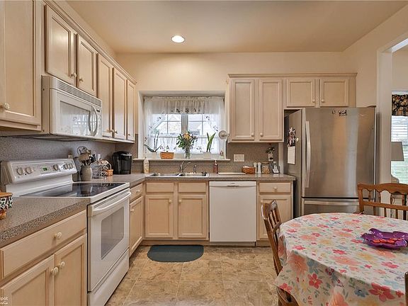 3rd image of 1 Somerset Ln