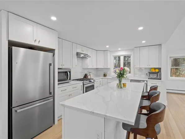 9 Country Pkwy, North Providence, RI 02911