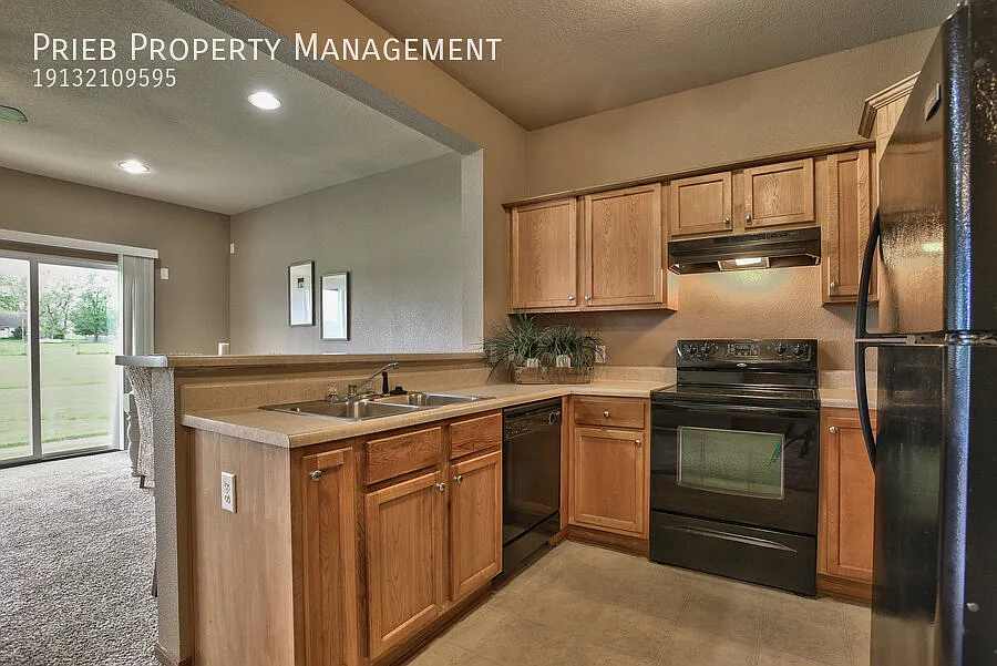 Cottage Park Townhome - Available October 28th — Photo 4