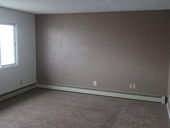 4th image of 212 Kinnikinnick Dr