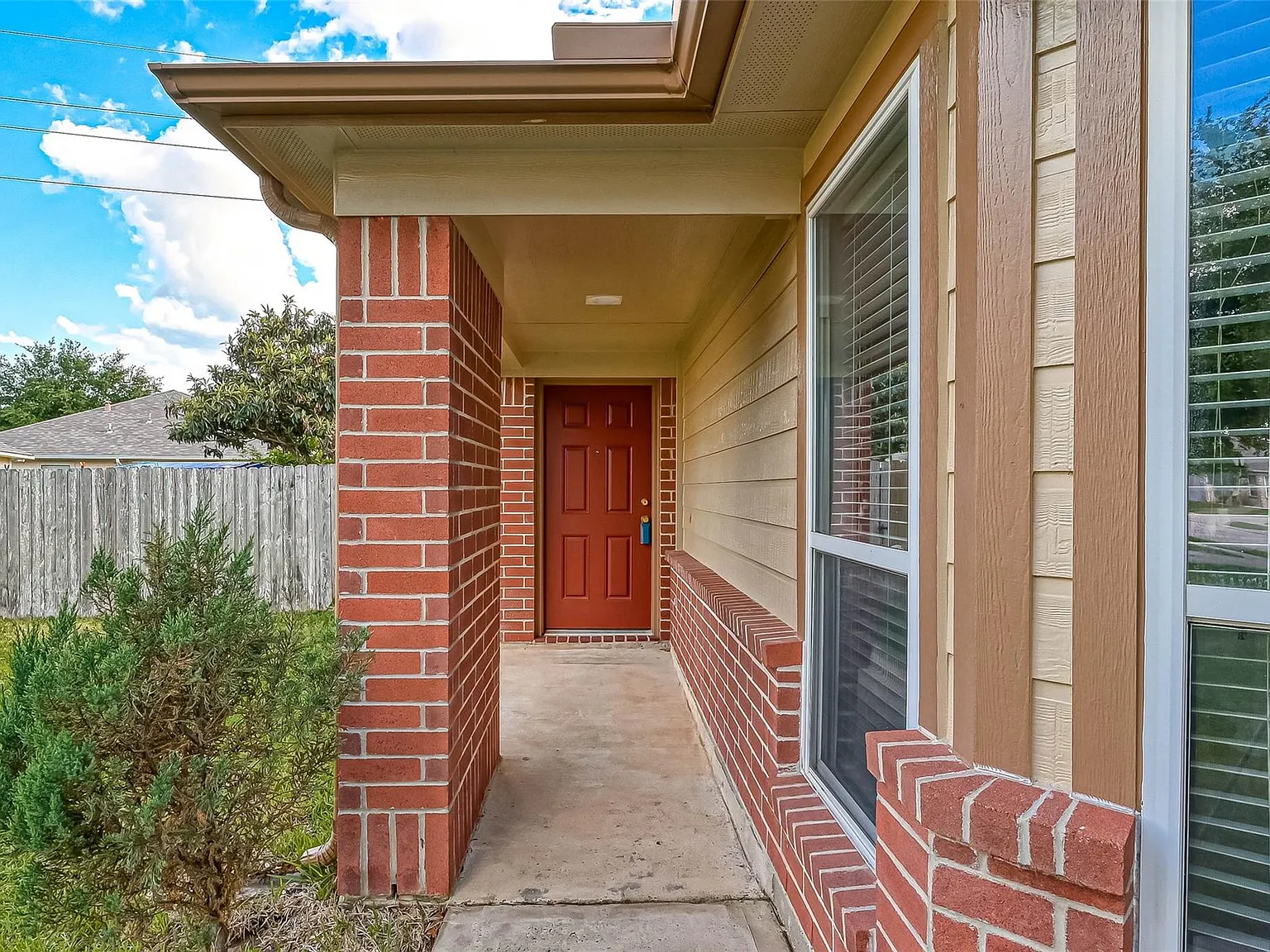 3 bed, 2.0 bath, 1761 sqft, $1,900 — Photo 2