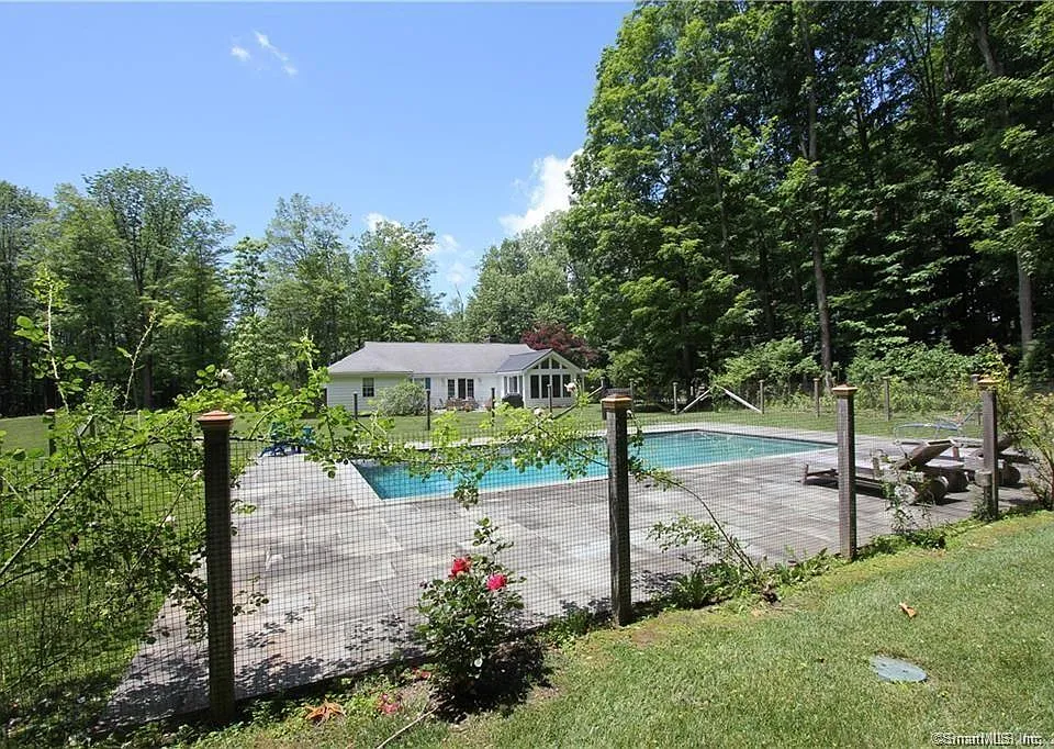 3 Lilac Ln