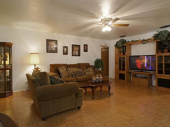 3rd image of 812 Kelley Dr