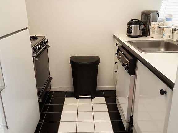 3rd image of 150-156 W 56th St APT 4306