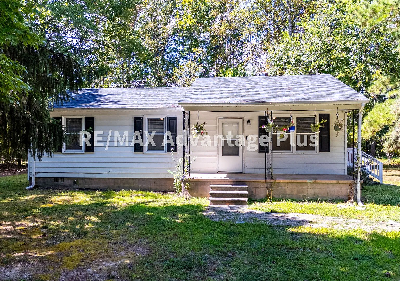 3-Bedroom House Convenient to Farmville — Photo 1