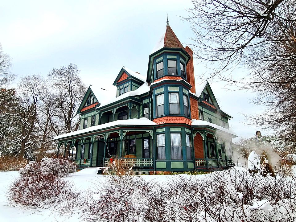 Victorians are especially beautiful in the winter snow.