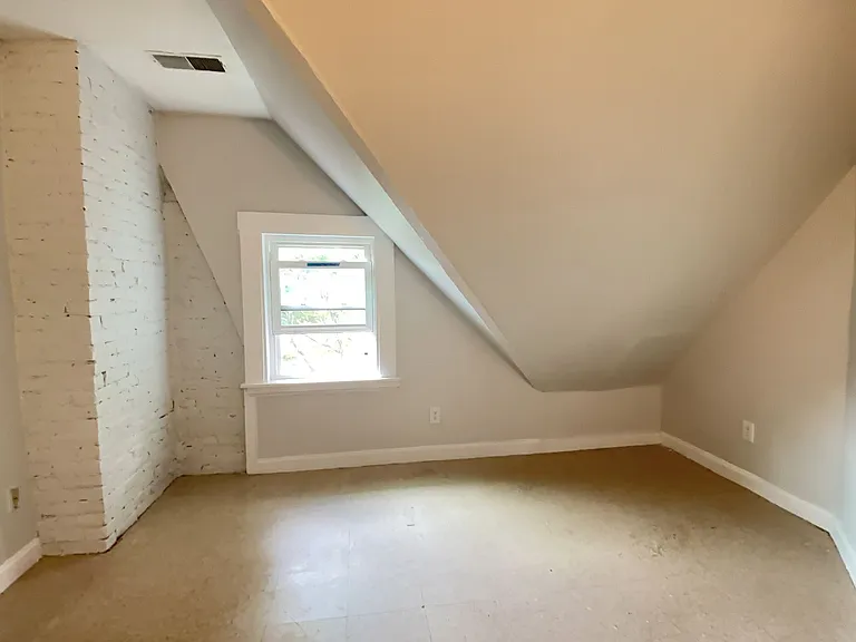 345 Bay St — Photo 9