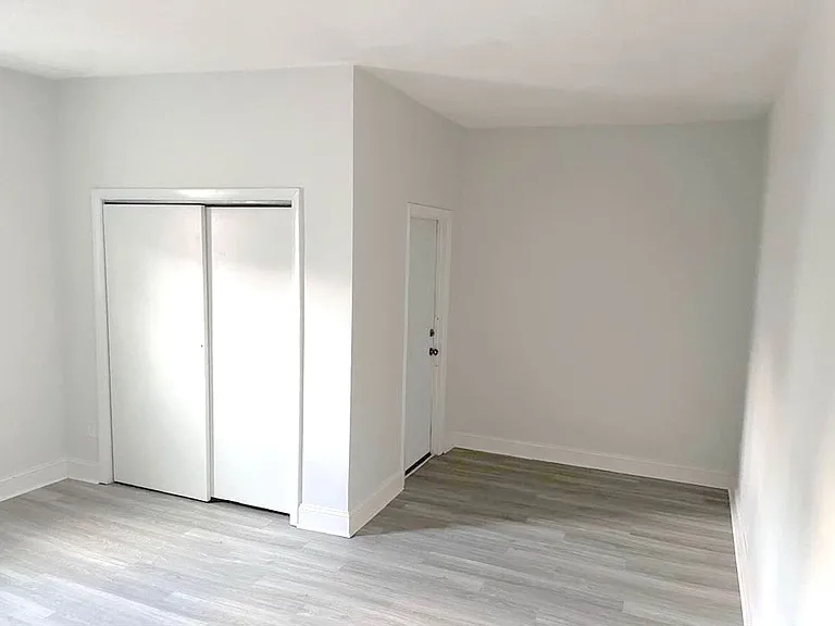 820 E 6th St #3 — Photo 10