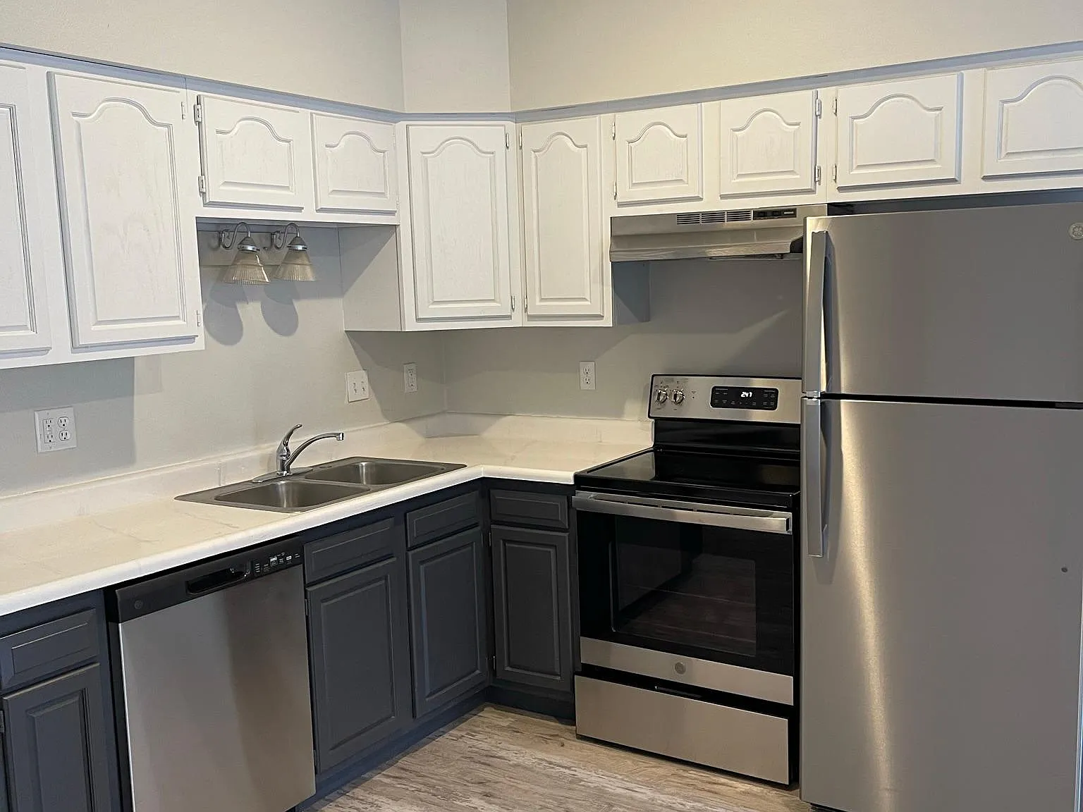 5 bed, 1000 sqft, $3,203 — Photo 3