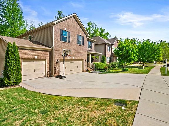 3rd image of 946 Longleaf Pine Pl