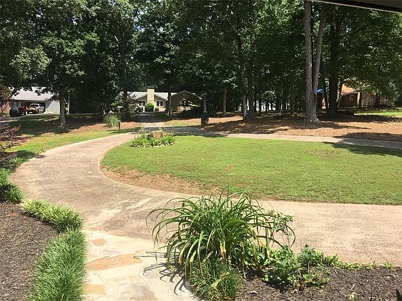 3rd image of 4470 Hidden Oaks Dr
