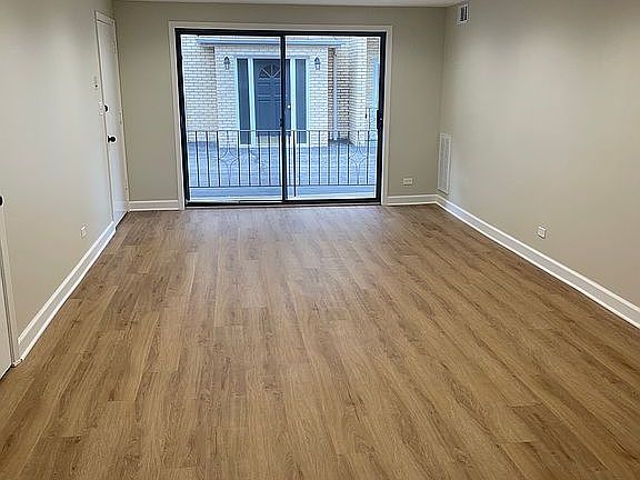 3rd image of 5973 N Northwest Hwy APT 1C