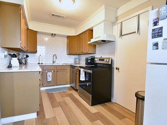 5th image of 207 E Navarro Street