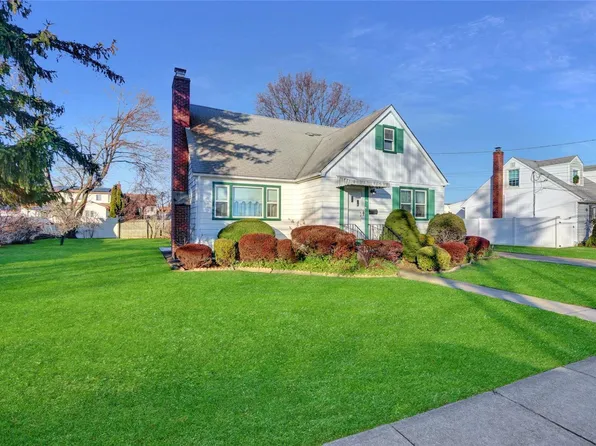 215 N Cedar Street, Massapequa, NY 11758