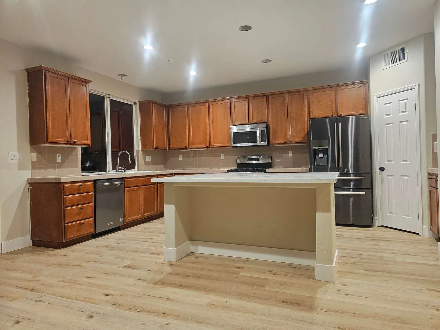 4 bed, 3.5 bath, 2305 sqft, $3,700 — Photo 2