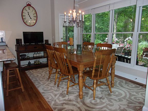 5th image of 213 Sentry Hill Dr