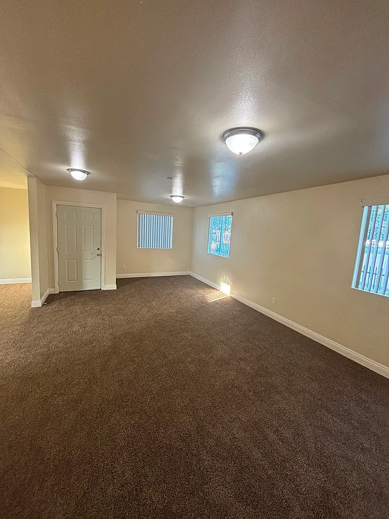 5 bed, 1885 sqft, $4,000 — Photo 3