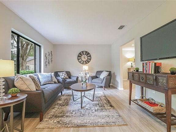 5th image of 112 Suffolk Ct