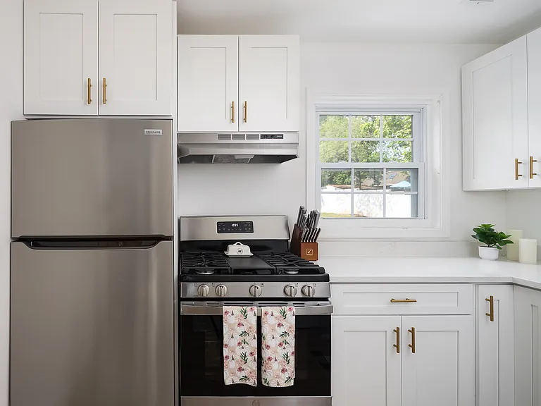 285 Manassas Dr — Photo 3