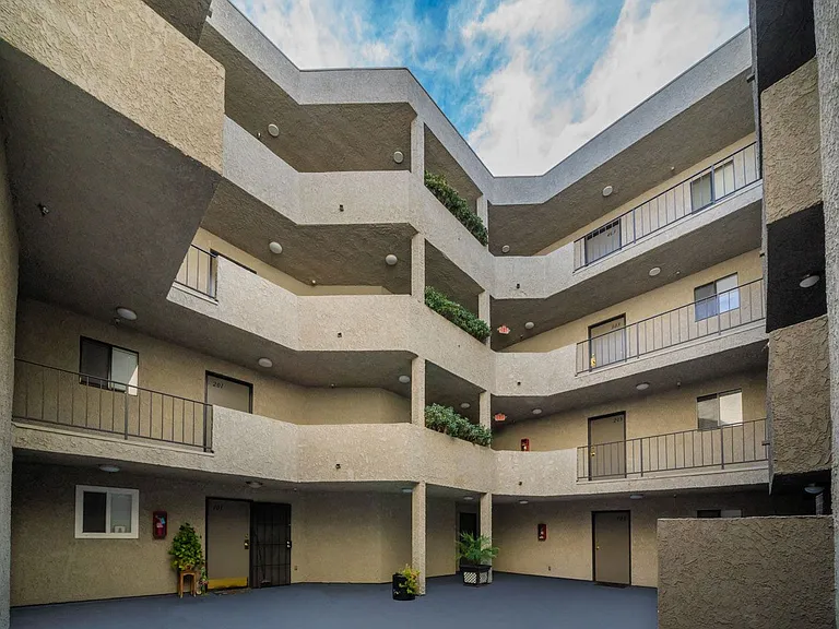 Chateau Regent Apartments — Photo 18