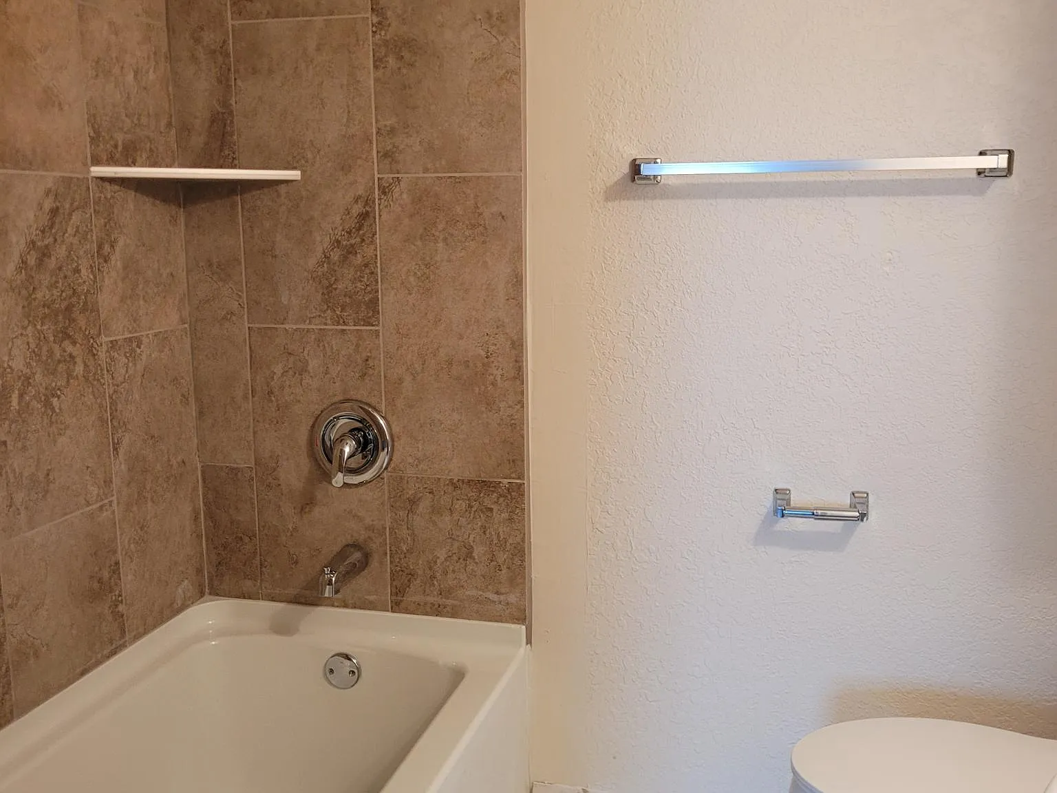 4 bed, 1949 sqft, $1,575 — Photo 2