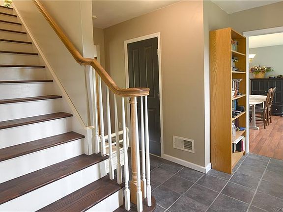 4th image of 5 Lakeview Dr