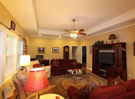 3rd image of 1221 Lovers Ln