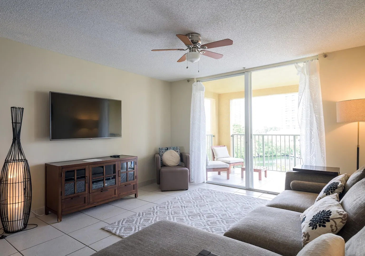 Spacious 2BR Condo Water Views in Aventura, FL — Photo 1