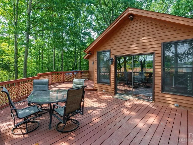 318 Wellington Dr — Photo 23