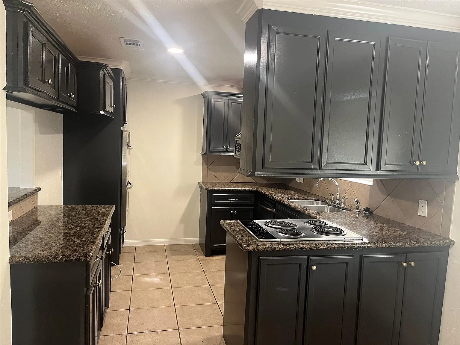 4 bed, 2.0 bath, 1937 sqft, $2,350 — Photo 3