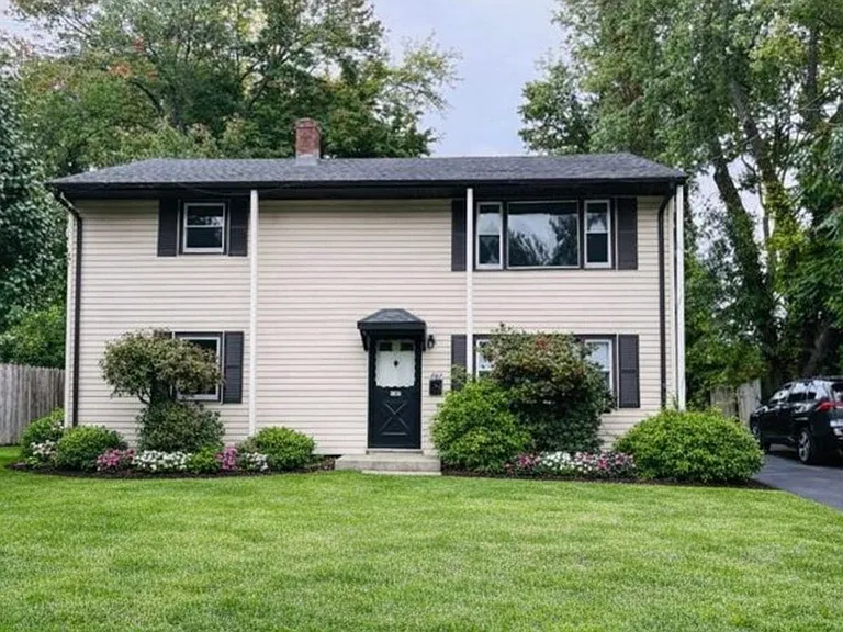 107 Crescent Dr — Photo 1