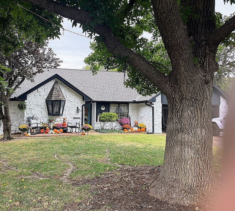 1st image of 1913 Sandy Ln